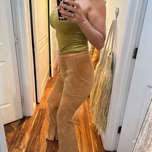 ALO Yoga Camel Flare Pants s cords - Picture 2 of 16